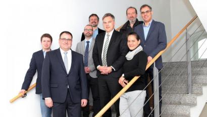 Bild: Nicola Schinner/OTH Amberg-Weiden/exb 
Gemeinsam den Studiengang Geoinformatik und Landmanagement weiterwentwickeln – das ist das Ziel der Hochschule und des Landesamtes für Digitalisierung, Breitband und Vermessung. Dessen Präsident Wolfgang Bauer (Vierter von rechts) war dafür an die OTH gekommen.