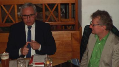 Bild: e
Regensburgs Dritter Bürgermeister Jürgen Huber (links) war auf Einladung von Hans-Jürgen Bumes zum Gedankenaustausch nach Amberg gekommen.