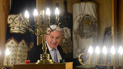 Bild: Kunz
Gemeindevorsitzender Leonid Shaulov gewehrt den Weidener Genossen einen Blick auf die drei Thorarollen im Gebetsraum der Synagoge.