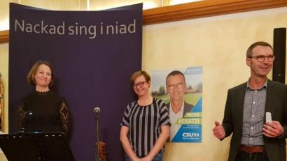 Bild: rtw
Das Duo Nackad sing i niad alias Carola Helm (links) und Daniela Ludwig (Mitte) bei der Veranstaltung des CSU-Ortsverbandes mit Bürgermeisterkandidat Peter Achatzi.