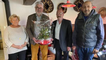 Bild: Eichl
Bürgermeister Rupert Troppmann gratuliert Alfons Haas (Mitte) im Beisein des Kochs Rudolf Onda und der Nachbarin Maria-Luise Nickel zur Neueröffnung.