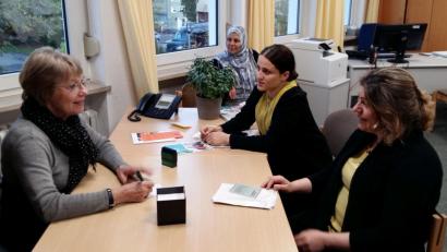 Bild:  Irina Huber/exb
Dr. Renate Waller (links) bei der Beratung der Klienten.