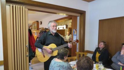 Bild: jzk
„Natürlich dürfen Christen sich herzlich freuen und diese Freude auch durch Lachen zeigen“, versicherte Pfarrer Edmund Prechtl den Landfrauen.