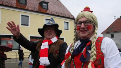 Bild: wro
Der linke Cabrio-Insasse stellte sich als "der Toni“ vor. Neben dem Bürgermeister saß „seine Vroni", in die sich sein Stellvertreter Fritz Holm verwandelt hatte.