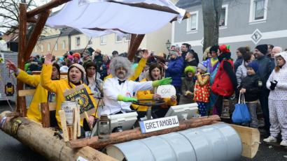 Bild: bey
Das "Gretamobil" mit "Time für Future" liegt vielleicht nicht in der Zielrichtung der jungen Dame. Aber die Verbindung zum Atomkraftwerk Temelin, das mit Leitungen mit dem Gretamobil verbunden, kennen auch viele Menschen im östlichen Landkreis.