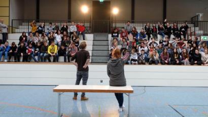 Bild: Mittelschule Mitterteich/exb
Die Darsteller Ole Bosse und Jessica Schilling (stehend) vom UE Theater Regensburg spielten an der Mittelschule Mitterteich das Stück „Ich bin doch kein Nazi“. Die Schüler waren aktiv in das Theater eingebunden.