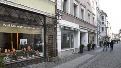 Bild: Petra Hartl
Eine fast schon typische Szene für die Amberger Innenstadt. Beliebte Geschäfte und Leerstände wechseln sich ab. Wie hier in der Georgenstraße.