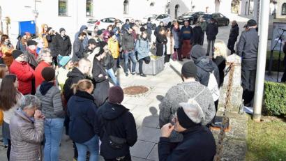 Bild: Andreas Royer
An die schrecklichen Ereignisse von Hanau erinnerte der Verein Punk e.V. bei einer Kundgebung vor dem Rathaus. Die Verlesung ihrer Namen rückte die Opfer in den Mittelpunkt.