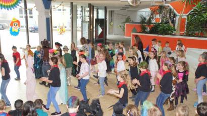 Bild: mmj
Auf dem Parkett in der Aula der Schule mischten sich auch die Kinder und Lehrerinnen unter die Mädchen der Kindertanzgruppe.