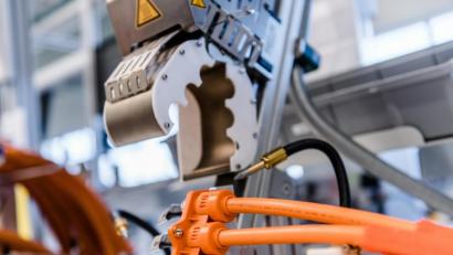 Bild: Frank Huebler
Das von Nexans in Floß (Kreis Neustadt/WN) zur Verfügung gestellte Foto zeigt die Produktion von Kabelsätzen für E-Fahrzeuge.