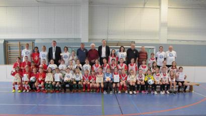 Bild: khg
Die vier Mädchen-Mannschaften nach der Hallen-Fußball-Landkreismeisterschaft der Grundschulen von links: 1. Poppenricht, 2. Vilseck, 3. Auerbach und 4. Neukirchen mit (hinten, von links): Rektorin Janina Schmidt, Susanne Engelhardt, Bürgermeister Hans-Martin Schertl, Mädchentrainerin Stefanie Specht (Vilseck), Klaus-Dieter Seibold, Hans Grimm, Josef Göttlinger, Lehrerin Maria Danninger (Auerbach), Helmut Lippert, Michael Gradl (Ehrenvorsitzender des 1. FC Schlicht), Lehrerin Anthea Wagner (Neukirchen) und Karl Heinz Grollmisch.