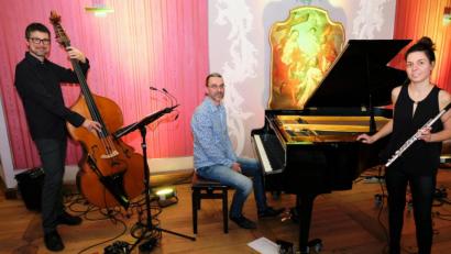 Bild: do
Das scheinbar klassische Trio "LumiMare" wirbelt bei einem Konzert im Musiksaal des Klosters Speinshart alle Musikstile durcheinander