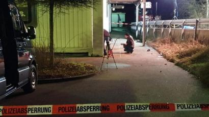 Bild: Alexander Auer
Eine 36 Jahre alte Frau ist nach einer Auseinandersetzung in Neumarkt gestorben. Die Auseinandersetzung zwischen der Frau und zwei Männern habe sich am Donnerstagnachmittag hinter einem Supermarkt ereignet, sagte ein Polizeisprecher.