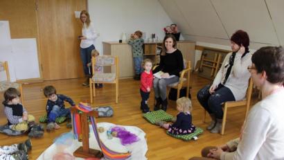 Bild: fks
Ein bunter Altar und natürlich eine brennende Osterkerze - der Kindergottesdienst findet in gemütlicher Atmosphäre im evangelischen Gemeindehaus statt.
