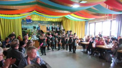 Bild: rdh
Das Bild zeigt den Auftritt der Showtanzgruppe Plößberg beim Kinderfasching in der Mehrzweckhalle.