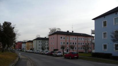 Bild: tk
Diese Wohnblocks an der Gerresheimer Straße waren Anfang der 2000er Jahre die ersten, die von der Stadtbau saniert wurde. Begriffe wie sozialer Wohnungsbau oder gar mehrgeschossiger Mietwohnungsbau blieben am Bergsteig aber ein Fremdwort.