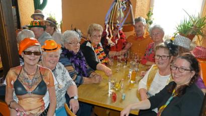 Bild: nm
Am Rosenmontag wurde es eng in „Murphys Pilsstube“. Die Generation Ü50 feierte bis in den Abend hinein.