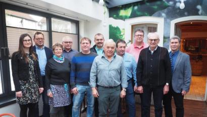 Bild: wmi
VdK-Kreisgeschäftsführerin Sarah Klos (links), Kreisvorsitzender Josef Rewitzer und Ehrenmitglied Josef Geigenmüller (von rechts) danken dem Vorstand um den wiedergewählten Vorsitzenden Harald Schlöger (Zweiter von links) für seine engagierte Arbeit für den Sozialverband und wünschen den Verantwortlichen weiterhin viel Erfolg. Die Geschicke des Ortsverbandes Schlammersdorf/Vorbach führen in den nächsten vier Jahren: (Dritte bis Neunter von links) Mathilde Will, Hans Meiler, Martin Melchner, Andreas Wiesnet, Georg Walberer, Manfred Melchner und Michael Wiesnet.