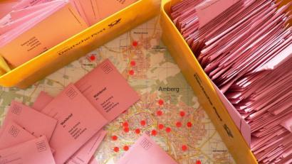 Archivbild: Petra Hartl
Auch zur Kommunalwahl fluten die Briefwahl-Kuverts wieder das Amberger Wahlamt.