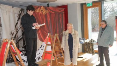 Bild: pi
In der Komödie "Der Besuch der alten Damen" rechnet Friedrich Dürrenmatt mit der Heuchelei und Ehrlosigkeit einer scheinbar integeren Gesellschaft ab.