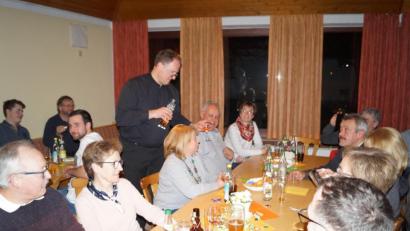 Bild: du
Pfarrer Stefan Wissel (stehend) schenkt beim Themenabend "Lyrik und Likör" den Mitgliedern der Kolpingsfamiie nicht nur tüchtig ein, sondern unterhält sie auch mit amüsanten Erzählungen, Witzen und Gedichten.