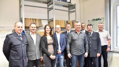 Bild: exb
Über endlich ausreichend Platz für die Mitarbeiter freuen sich der Leiter der Zentralen Bearbeitungsstelle für Fahrgelddelike, Richard Seidl (Zweiter von links), sein Stellvertreter Bernd Rauer (Vierter von rechts), Pater Benedikt (Dritter von rechts) und Leitender Polizeidirektor Uwe Landgrebe (Zweiter von rechts).