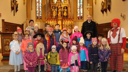 Bild: u
Erfolgreich verläuft die Suche des Clowns (Hans Fleischmann) nach der wahren und echten Freude beim von Pfarrer Johann Hofmann (hinten rechts) zelebrierten Familiengottesdienst. Dabei helfen ihm die maskiert zur Messe erschienenen Kinder und Gemeindereferentin Barbara Schlosser (hinten).