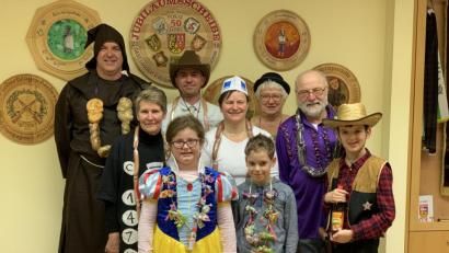 Bild: wec
Das kunterbunte Faschings-Königsvolk kurz vor dem Verzehr seines schmackhaften Geschmeides, das es vorher gewonnen hat (von links): Zweiter Faschingsritter Armin Kryschak, Faschingsburgfräulein Johanna Schill, Faschingsjugendliesl Isabell Steup, Faschingsritter Mathias Scheeler, Faschingsliesl Ruth Kryschak, Faschingsjugendkönig Jan Viehauser, Zweites Faschingsburgfräulein Emma Demelt, Faschingskönig Albert Holzner und Pechvogel Bastian Kryschak.