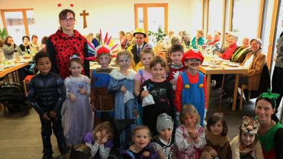 Bild: gru
Die Vorschulkinder in ihren Faschingskostümen vor der Seniorengemeinde.