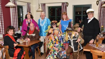 Bild: hcz
Die fantasievollsten Masken beim Fasching der "1883er"- Soldatenkameradschaft: Waldfee, Fleckerlhexe und Bürstenbinder (knieend von links). Rechts: der Kapitän der "1883er" Alfons Landgraf.