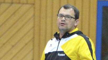 Bild: Ziegler
Was soll ich tun? Reinhard Schön, Trainer des SV Hahnbach, ist ratlos.