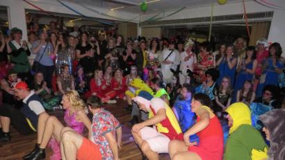 Bild: adj
Der Elferrat des Faschingsverein Neustädter Faschingszug wird bei seinem Auftritt im Altenstädter Mekka des Weiberfaschings besonders lautstark umjubelt.