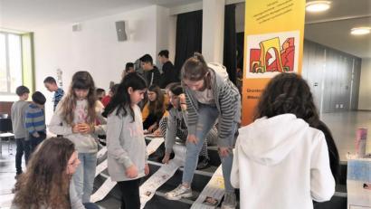 Bild: rgr
In Grafenwöhr arbeiten Grund- und Mittelschullehrer gut zusammen. Das zeigt sich auch in den Leserollen, die Siebtklässler gemeinsam erstellt haben. Diese Rollen sind dazu gedacht, Bücher zu erschließen und zu präsentieren.