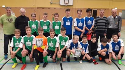 Bild: gel
So sehen Stadtmeister aus: Die Fußballer aus dem Gregor-Mendel-Gymnasium (grüne Trikots) und der Luitpoldschule (blau) holten sich jeweils den Titel.