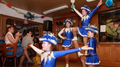 Bild: wro
Aktuell besteht die Jugendgarde aus vier Mädchen. Mit seinem Tanz sorgte das Kleeblatt für einen weiß-blauen Farbtupfer beim Kappenabend des Stiftländer Heimatvereins.