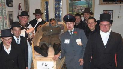 Bild: gz
Vor der Einäscherung von Prinz Fasching nehmen Faschingspater, Bestatter, Sargträger und seine besten Freunde letztmals Abschied.