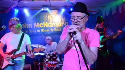 Bild: Kunz
Trotz Problemen mit den Stimmbändern liefert der Ire John McNamara ein tolles Set.