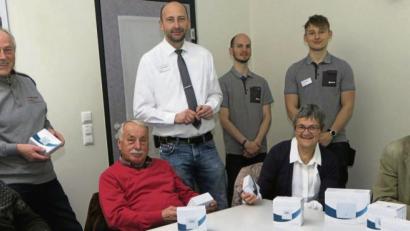 Bild: Hirsch
Kundenbetreuer Christian Demleitner und seine Mitarbeiter stellen den Seminarteilnehmern Smart-Home-Geräte vor und erklären ihnen die Möglichkeiten der Vernetzung. Zu den interessierten Zuhörern gehört auch Erich Gruber aus Dürnsricht-Fensterbach (stehend, links).