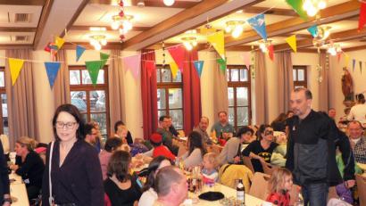 Bild: lep
Klein und Groß verkleiden sich für den Kinderfasching der KAB. Im Pfarrzentrum St. Josef herrscht ausgelassene Stimmung.