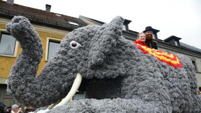 Bild: bey
Dies Haut dieses liebevoll dekorierten Tiers besteht aus Tausenden gefalteten Servietten.