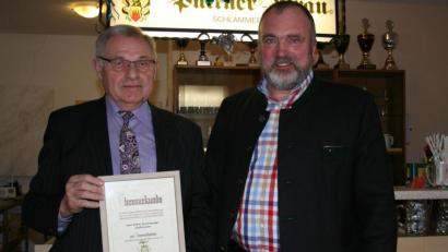 Bild: gpa
Reinhold Gietl (rechts), soeben zum neuen Vorsitzenden des Imkervereins gewählt, übergibt Anton Schönberger die Ernennungsurkunde zum Ehrenvorsitzenden.