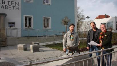 Bild: wro
Bürgermeister Toni Dutz (rechts) will die Aussagen der Freien Wähler nicht unkommentiert im Raum stehen lassen. Gemeinsam mit Michael Dutz und Nik Landstorfer (von links) äusserte er sich am Kindergarten Sankt Elisabeth dazu ausführlich.