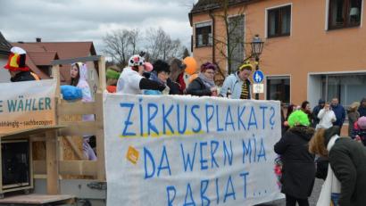 Bild: dob
Auf das eigenhändige Einsammeln der Zirkusplakate durch Bürgermeister Andreas Wutzlhofer und die überdimensionierten CSU-Plakate in der Großgemeinde widmeten sich die Freien Wähler.