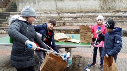 Bild: Caro Neuser/exb
Im Gregor-Mendel-Gymnasium sorgen Fünft- und Sechstklässler für ein sauberes Schulgelände.
