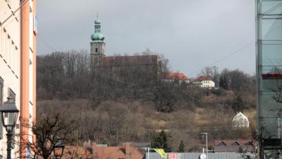 Bild: Wolfgang Steinbacher
Der aktuelle Blick auf den Mariahilfberg von der Bahnhofstraße aus. Dass man selbst bei kahlen Bäumen die derzeit auf der Terrasse zusammengeschobenen großen Sonnenschirme nicht sehen kann, wertet Franz Mertel als Beweis, dass auch die vorgesehene Erweiterung des Gebäudes nach hinten, also in den Hang hinein, von unten kaum wahrzunehmen sein werde. Der Kirchenpfleger der Filialkirchenverwaltung Mariahilfberg hat dazu selbst eine Fotostrecke aus vielen unterschiedlichen Standpunkten in der Stadt angelegt.