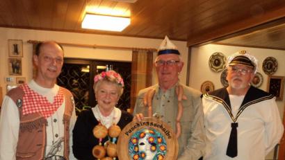 Bild: ksi
Sportleiter Werner Irlbeck (links) und Schützenmeister Edi Biersack (rechts) gratulierten dem Prinzenpaar Horst und Edith Mösbauer.