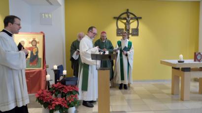 Bild: Klinikum/Meier/exb
Klinikseelsorger Peter Bublitz (Bildmitte) hatte die Idee, für die Kapelle des Krankenhauses eine neue Ikone anzuschaffen. Bischof Rudolf Voderholzer (Zweiter von rechts) segnete das Werk einer Studentin aus Belgrad.