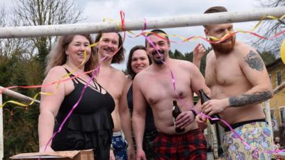 Bild: bö
Nackte Tatsachen: Ein Badewannen-Ausrutscher wird im Fasching natürlich gleich thematisiert.