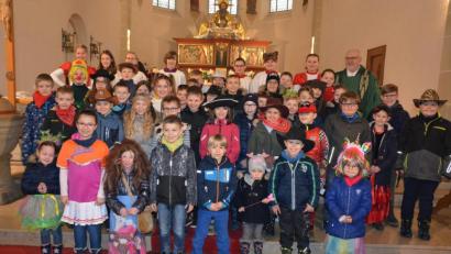 Bild: jr
Kostümiert kamen die Kinder am Sonntagvormittag zum Familiengottesdienst in die Stadtpfarrkirche. Gleich dreimal hielt Stadtpfarrer Anton Witt seine Faschingspredigt in Leonberg, Steinmühle und Mitterteich und erntete dafür wieder Applaus.