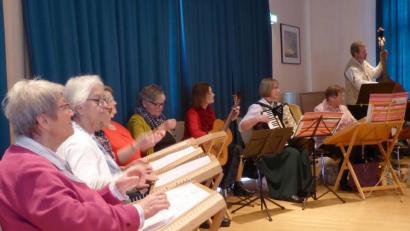 Bild: Schönberger, Ferdinand [fsb]
Ein Teil der Klangbrett- und Hackbrettgruppe zur musikalischen Umrahmung der Veranstaltung